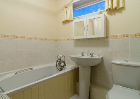 The bathroom @ The Boat House, Rock