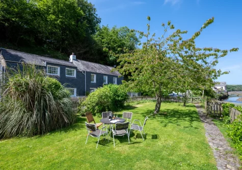 The large enclosed garden & outdoor sitting area at The Boathouse, Little Petherick