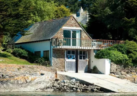 Located right on the water's edge overlooking the beautiful Percuil River, The Boathouse is simply irresistible!