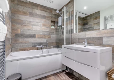 The bathroom at The Bolt Hole at Admiralty Court, Looe