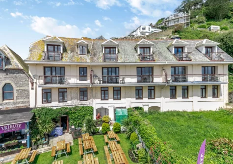 The Bolt Hole at Admiralty Court is a luxurious top floor apartment boasts stunning panoramic sea views from the spacious balcony