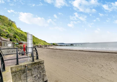 The Bolt Hole at Admiralty Court is centrally located with easy access to the beautiful beach, local shops, bars & cafes