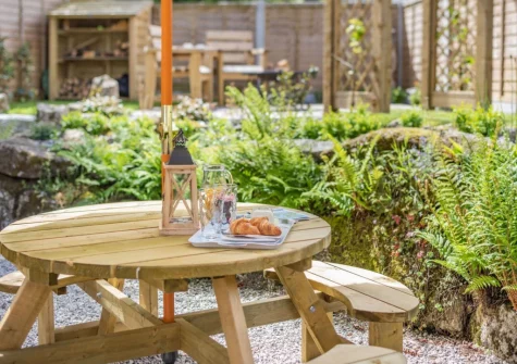 The patio & alfresco dining area at The Cabin Retreat, Luxulyan