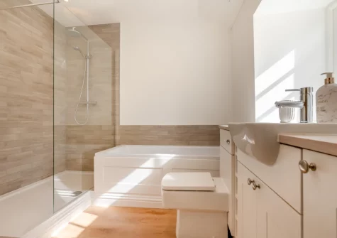 Bedroom #1 en-suite bathroom at The Cart House, Burnthouse