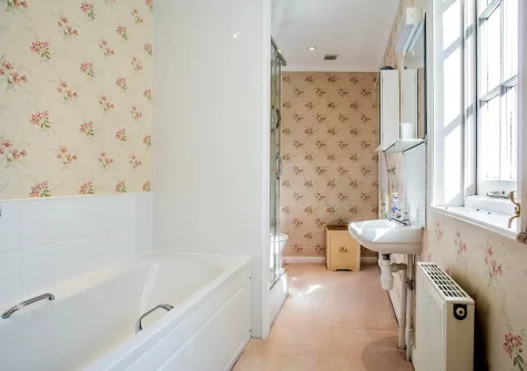 Bedroom #1 en-suite bathroom at The Coach House, Ladock