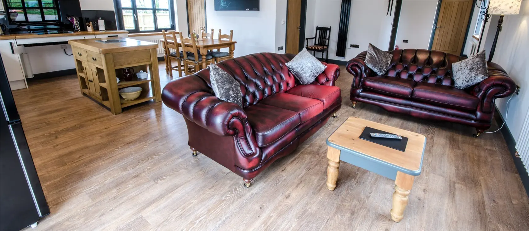 The Coachman's Halt, Penhallow is a new two bedroom, two bathroom luxury bungalow fully equipped for wheelchair users. Surrounded by countryside it has a lawned garden with hot tub, parking & e-charging point. Close to Truro & Perranporth Beach.