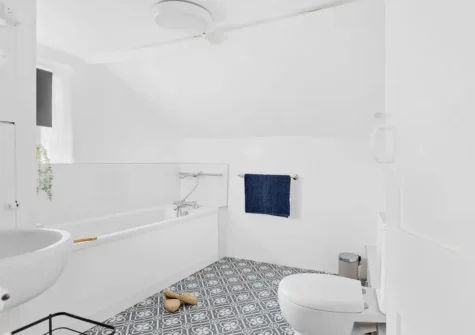 The bathroom at The Cottage, Budleigh Salterton