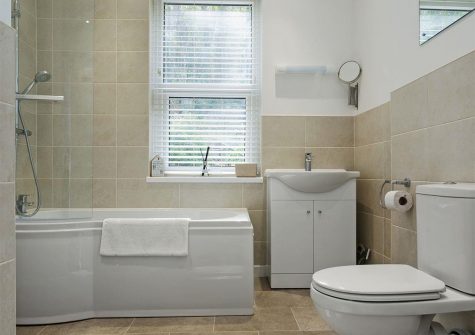 The bathroom at The Cottage, Westward Ho!