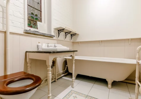 The bathroom at The Counting House, Fowey
