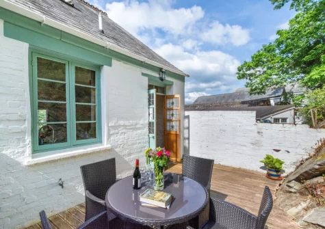 The enclosed decked patio & alfresco dining area at The Counting House, Fowey