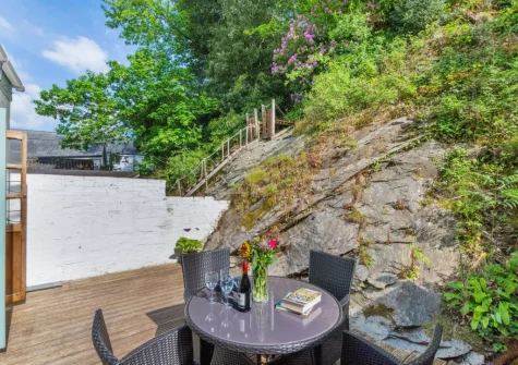 The enclosed decked patio & alfresco dining area at The Counting House, Fowey