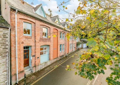 The Counting House iso nly 100 metres from the harbour's edge, ideally located to enjoy the town & riverside