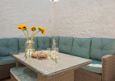 The outdoor courtyard at The Crab Shell, Appledore