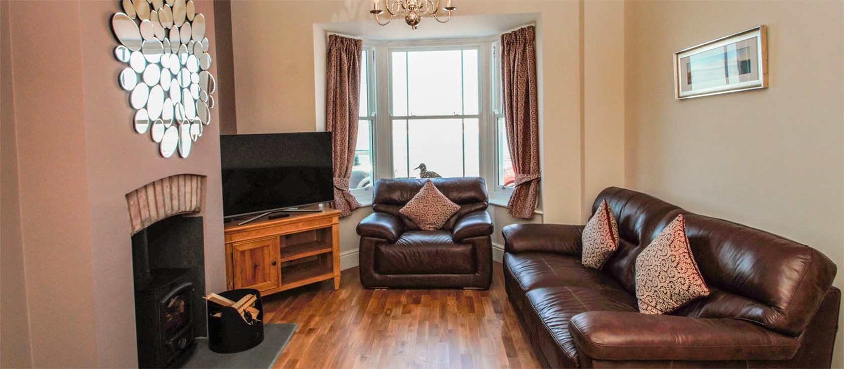 The Crab Shell in pretty Appledore has enviable waterfront views, open-plan living & fully equipped kitchen with dishwasher & washer-dryer. Three bedrooms & two bathrooms (one ensuite) sleep six. The rear patio has cushioned seating for quiet reading.