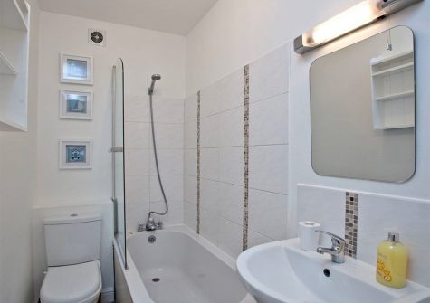 The bathroom at The Crows Nest, Brixham