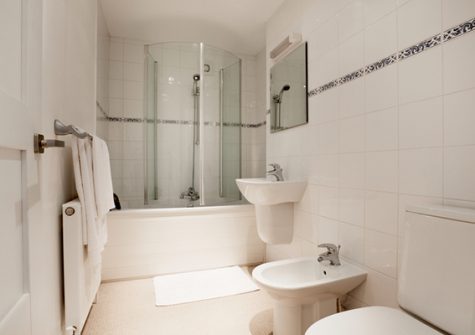 One of the bathrooms @ The Cwtch Barn, Paignton