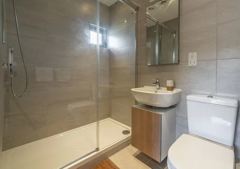 Bedroom #1 en-suite at The Deck House, Morcliff, Goonvrea