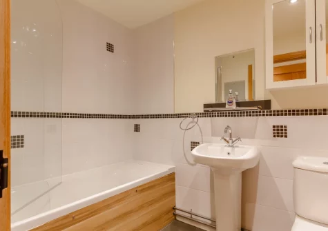 The bathroom at The Dreyhouse, St Issey