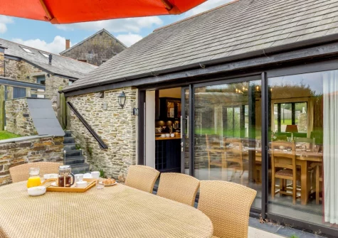 The patio & alfresco dining area at The Dreyhouse, St Issey