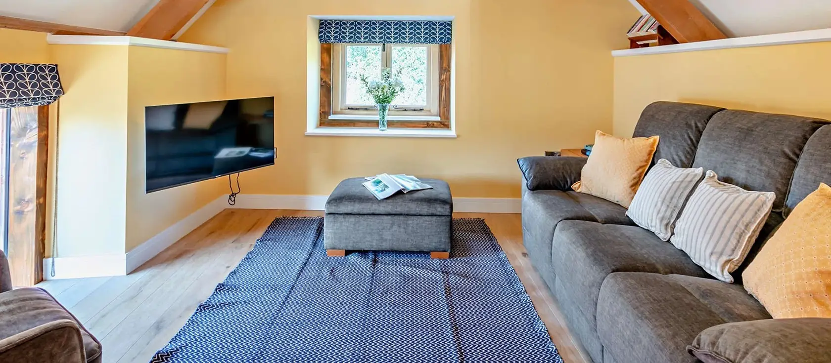 The East Linhay, Leigh Town is a beautifully restored barn conversion with contemporary styling and panoramic countryside views. Perfect for families seeking relaxation, with an enclosed garden, gas BBQ, and direct access to bridleways.