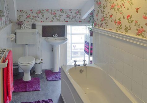 The bathroom at The Farmhouse, St Kew Highway