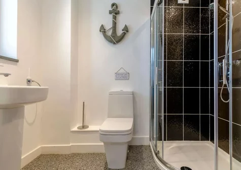 The shower room at The Fox's Den, Darite