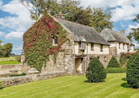 The Gate House is a beautifully presented, period property forming part of an historic manor which has been meticulously refurbished