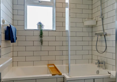 The bathroom at The Gimbals, Galmpton
