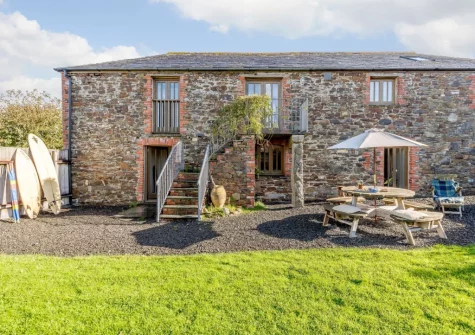 The barbecue, alfresco dining area & enclosed front garden at The Grain Store, Crackington Haven