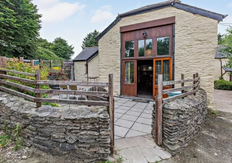 The Granary is a spacious converted stone barn with enclosed private garden offering the perfect rural retreat