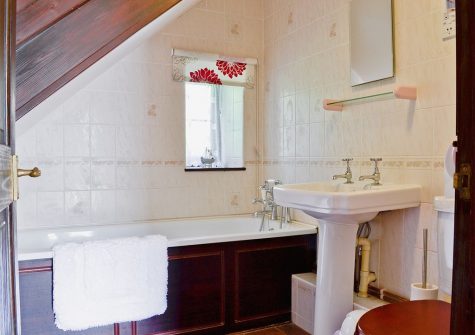The bathroom at The Granary, Egloskerry