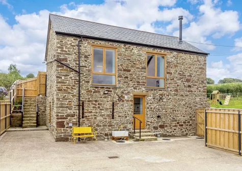 The Granary is a delightful reverse-level barn overlooking the Yeo Valley, close to the Tarka Trail and South West Coast Path