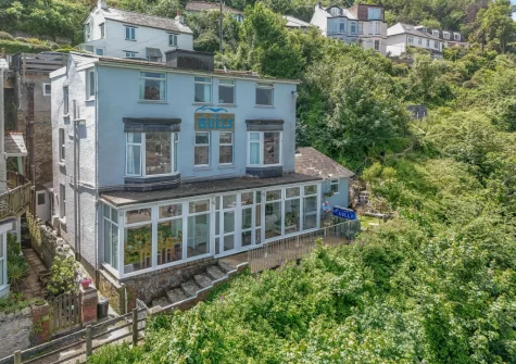 The Gulls is set in a commanding position on the hillside of Looe
