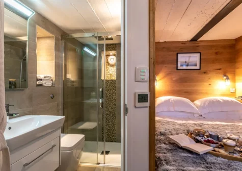 The ensuite shower room & king-size bedroom at The Gun House, Shaldon