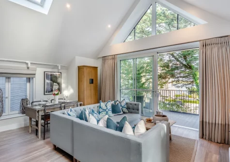 The living & dining area at The Harbour Loft, Padstow