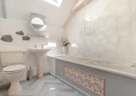The bathroom at The Hayloft at Hembal Manor, St Austell