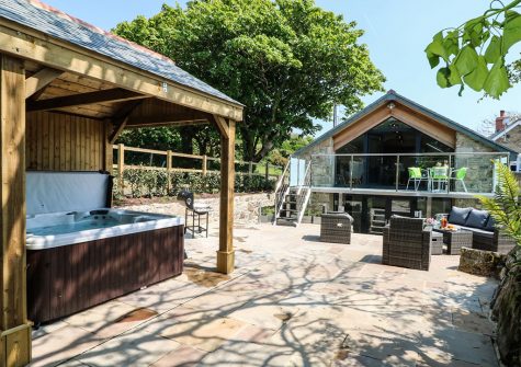 The hot tub & outdoor patio at The Hayloft, Bosavern