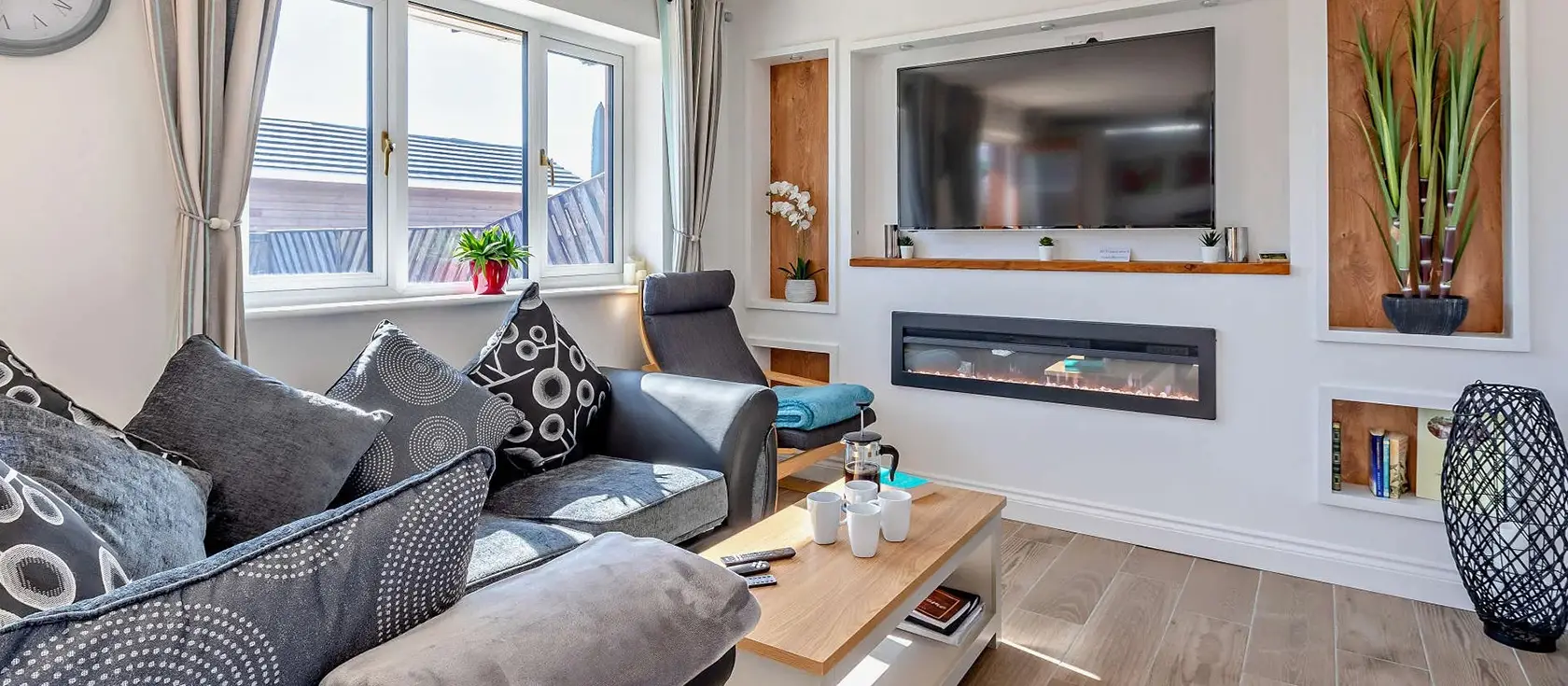The Hive Retreat, Tytherleigh is a contemporary single-storey cottage with stunning countryside views, private garden, and dog walking field. Perfectly positioned at the crossroads of Devon, Somerset, and Dorset for exploring attractions.
