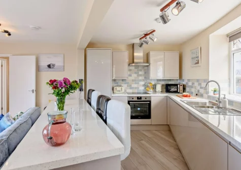 The kitchen & breakfast bar at The Horseshoe, Woolacombe