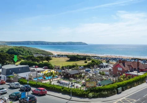 The Horseshoe is conveniently located in the centre of Woolacombe, boasting sea views from all rooms