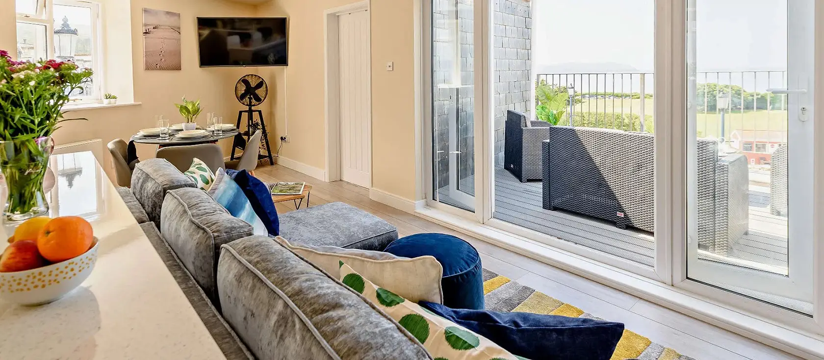 The Horseshoe, Woolacombe is a stunning coastal apartment with panoramic sea views from every room. Enjoy contemporary amenities, a private decked balcony, and prime beachfront location just steps from Woolacombe's magnificent sandy beach.