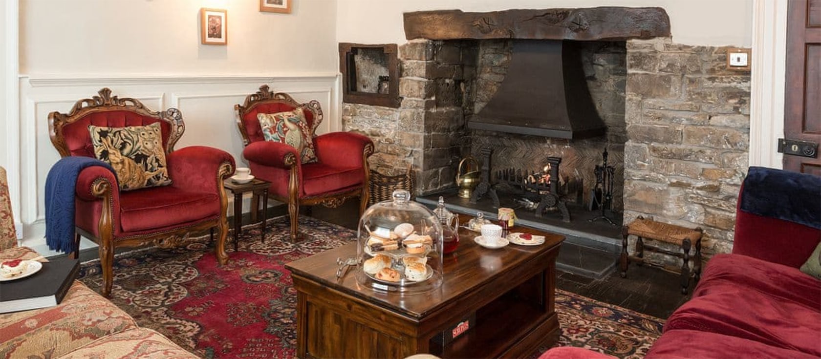 The House of Black and White, Great Torrington is a historic house with garden surrounded by countryside. Two living rooms, dining room, amazing kitchen & five bedrooms sleep ten. Ample parking, close to pubs, Arts Centre & Westward Ho! Beach.