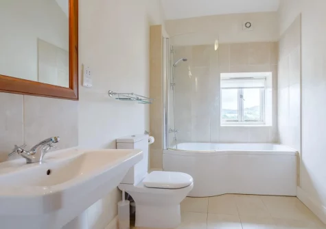 The B1 en-suite bathroom at The Linhay, Oxenlears, Kilmington