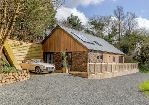 The Lodge at The Linhay is a beautifully presented converted barn, with underfloor heating throughout