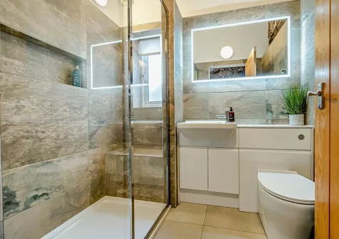 The shower room at The Loggin, Trebudannon
