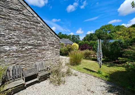 The small lawned garden & outdoor sitting area at The Long Barn, St Ervan