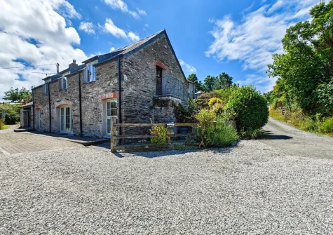 The Long Barn is a beautifully converted detached barn with wood burner in a wonderful countryside setting, close to Padstow