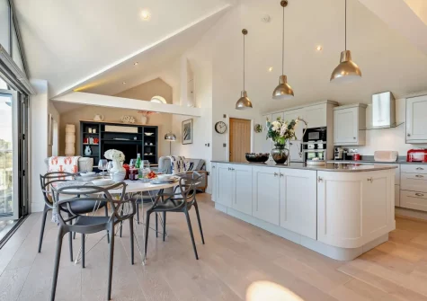 The kitchen & dining area at The Lookout, Crafthole