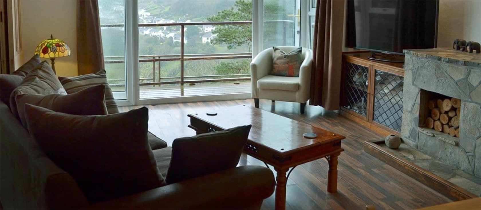 The Lookout, Moorings Apartments, Torquay is a spacious luxury studio apartment for two with living room & private balcony with sea views. Furnished to a high standard with full kitchen & shared gardens. Walk to Kents Cavern, beach & restaurants.