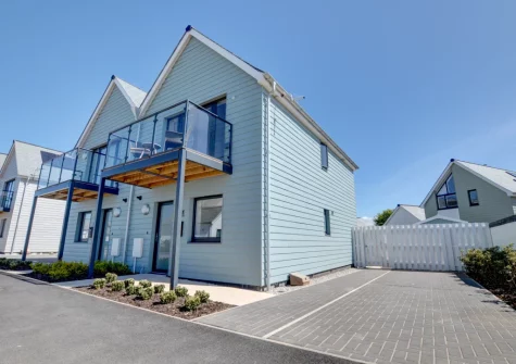 The Lookout is a striking, modern, seaside retreat, in a superb position for spending days on the beach at Westward Ho!